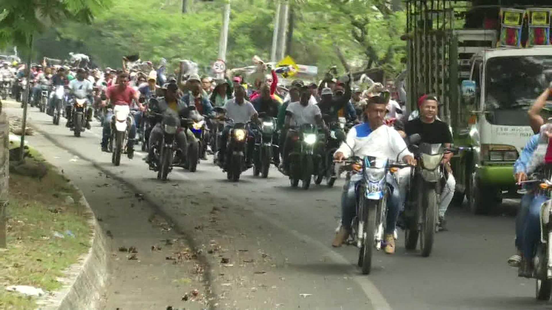 Caravana a Tarazá durante el día 14 del paro minero