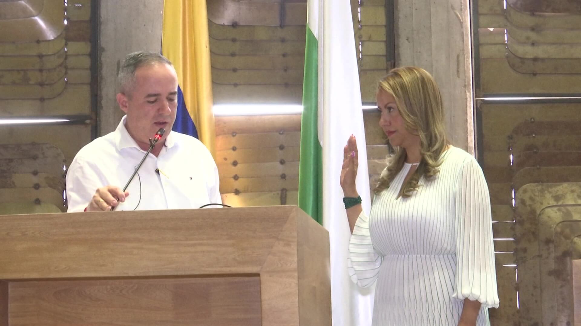 Claudia García asume como gobernadora
