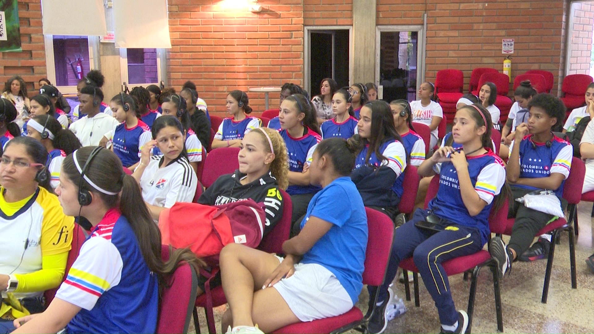 Clínica de fútbol femenino en la U. de M.