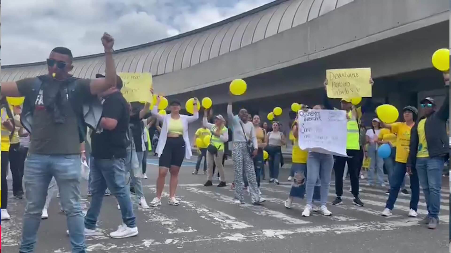 Con plantón, empleados de Viva Air protestan