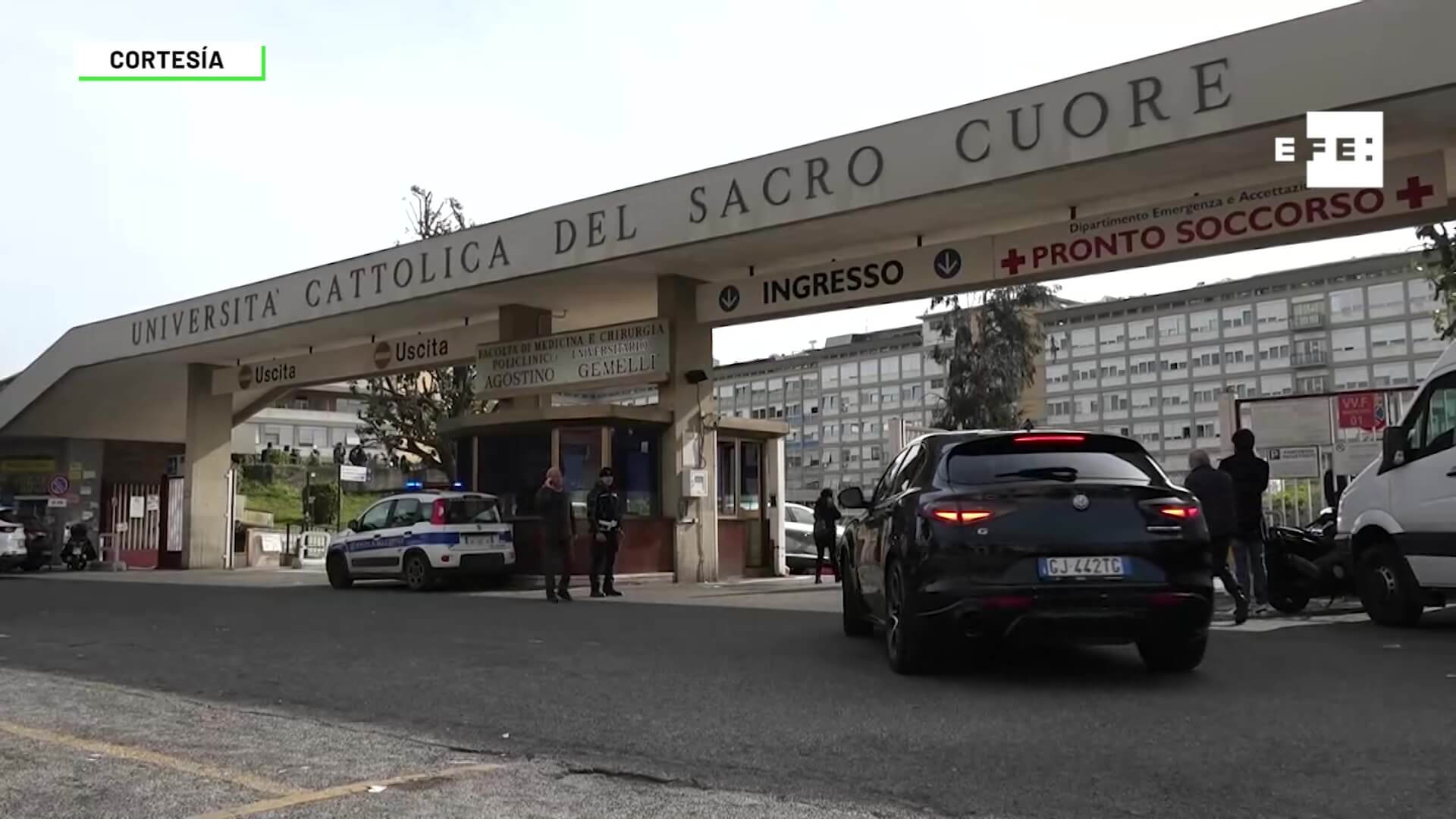 El Papa sigue hospitalizado, pero su salud mejora