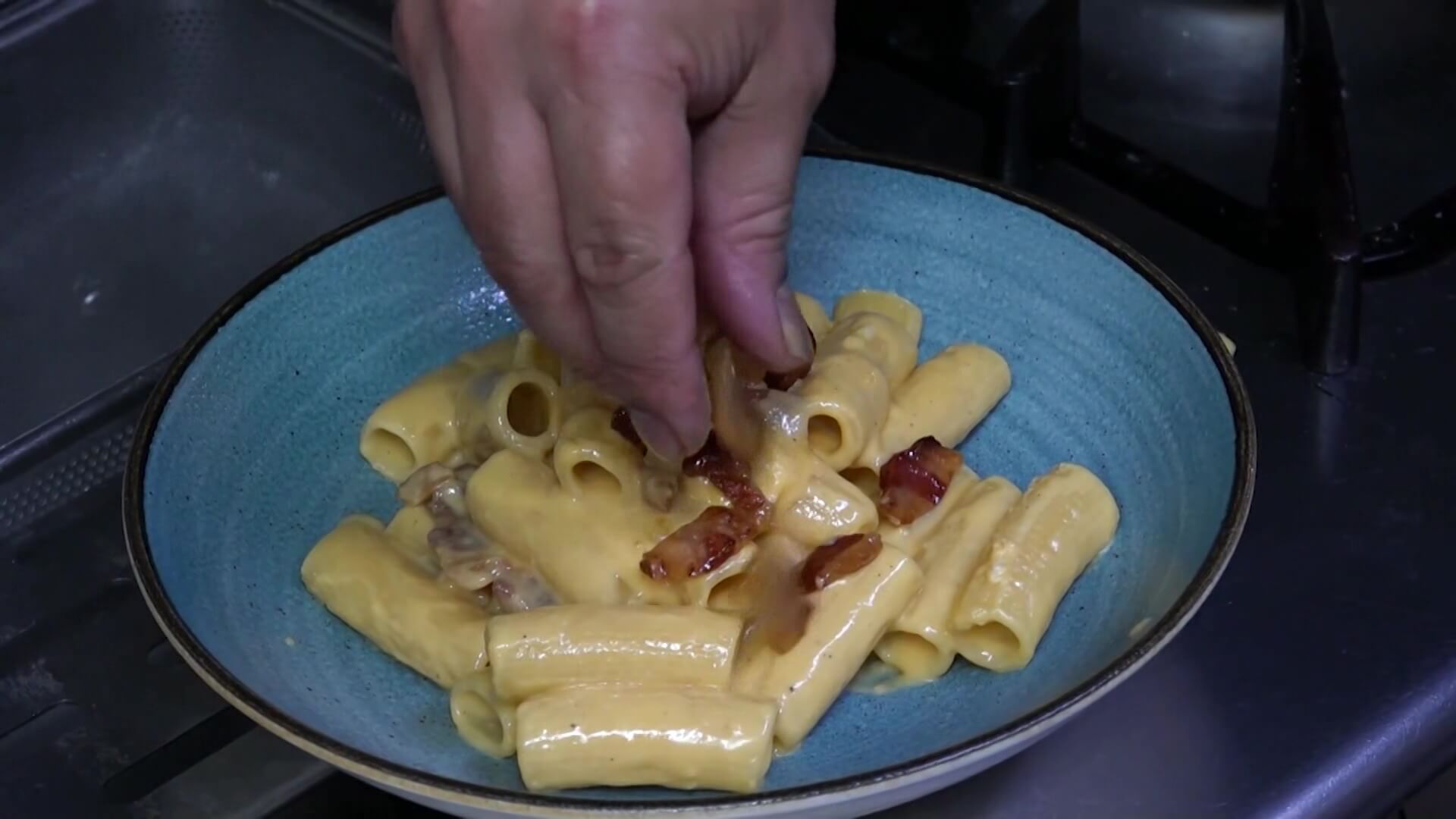 Italianos defienden su tradicional pasta carbonara