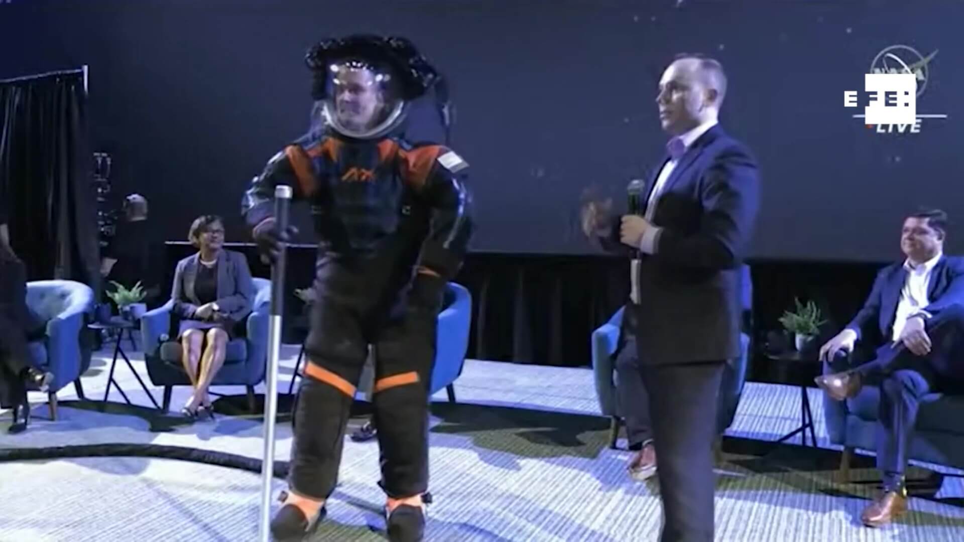 La NASA presenta trajes de astronautas para Artemis III