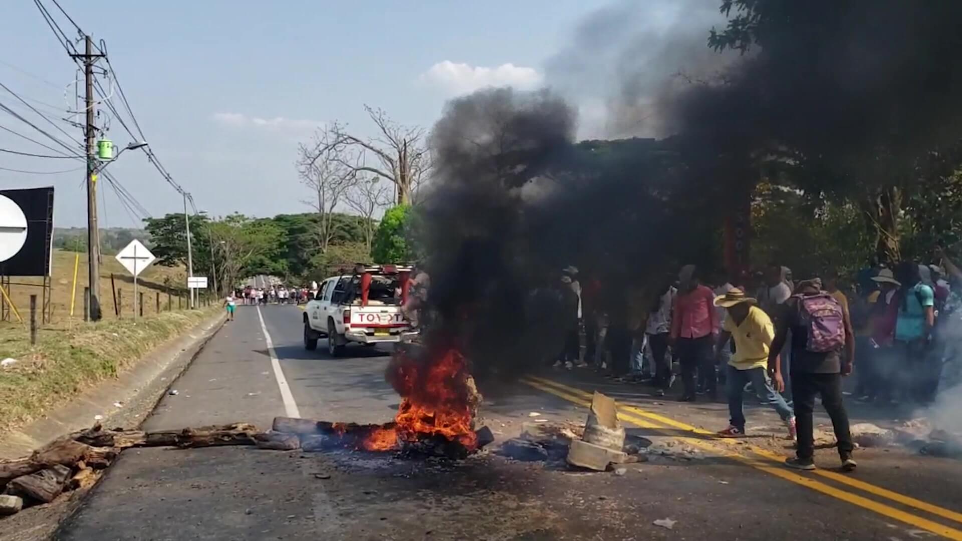 Mineros informales bloquean vías de acceso al Bajo Cauca