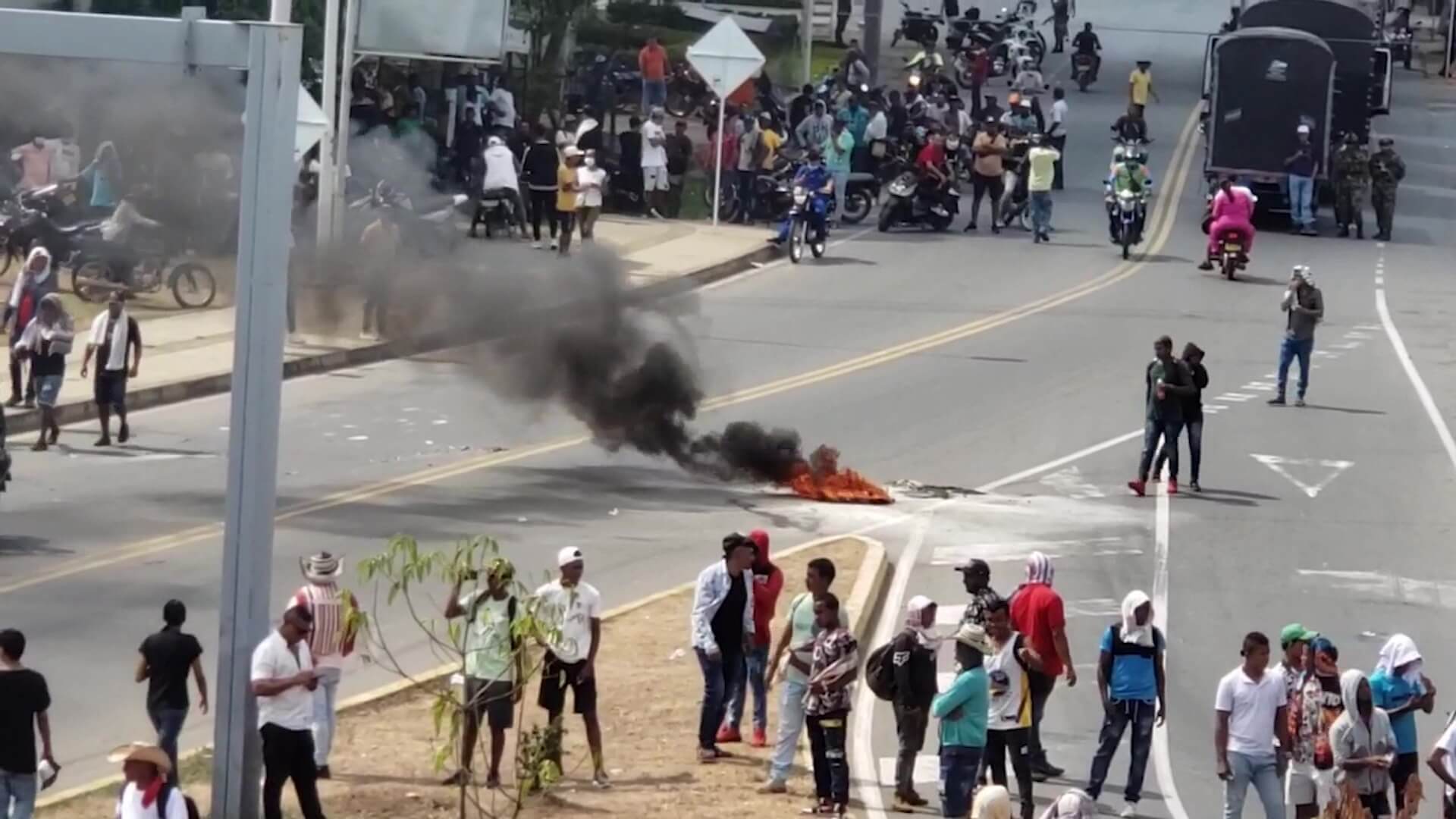 Mineros informales bloquean y protestan en vías del Bajo Cauca
