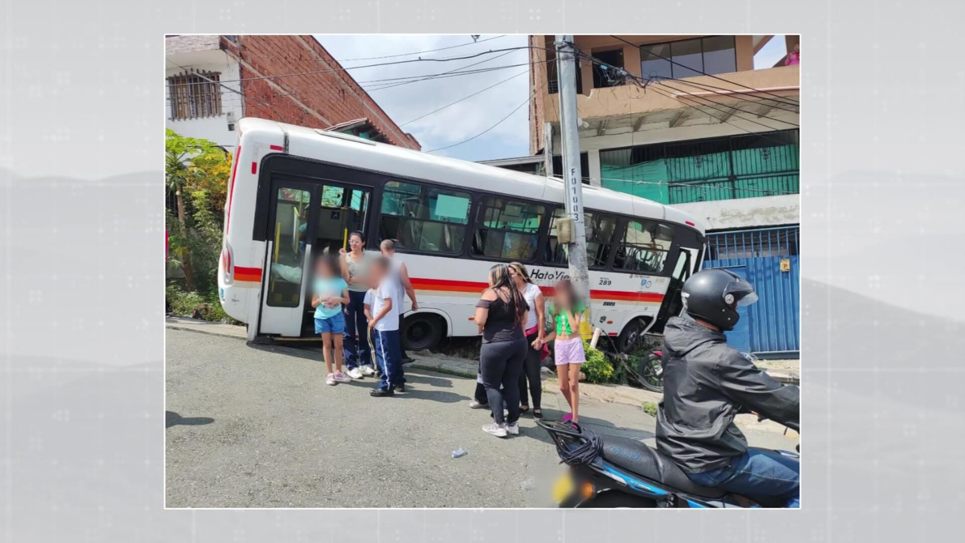 Nueve heridos dejó accidente de bus en Bello