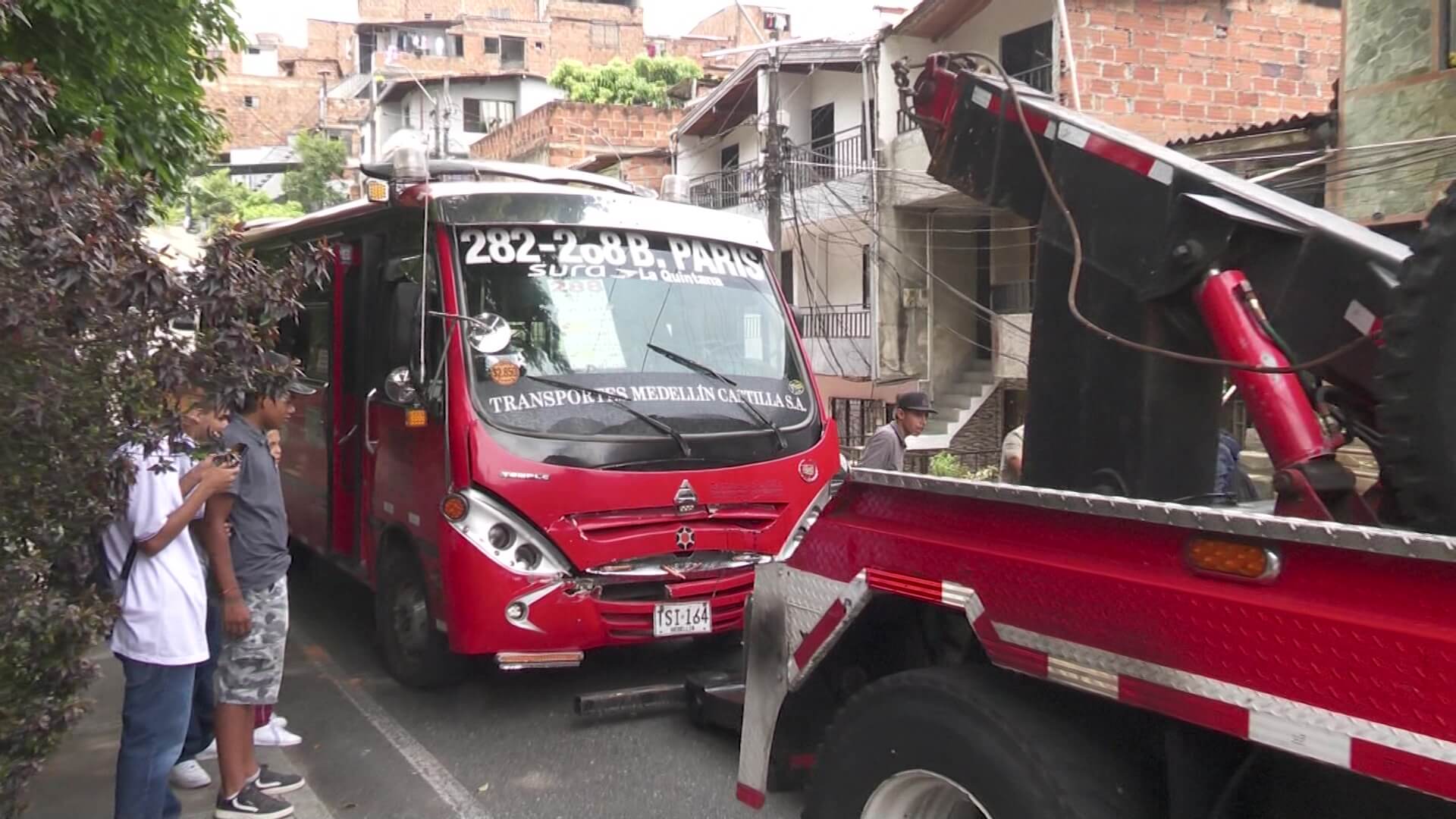 Ocho personas heridas tras colisión de tres buses en Robledo