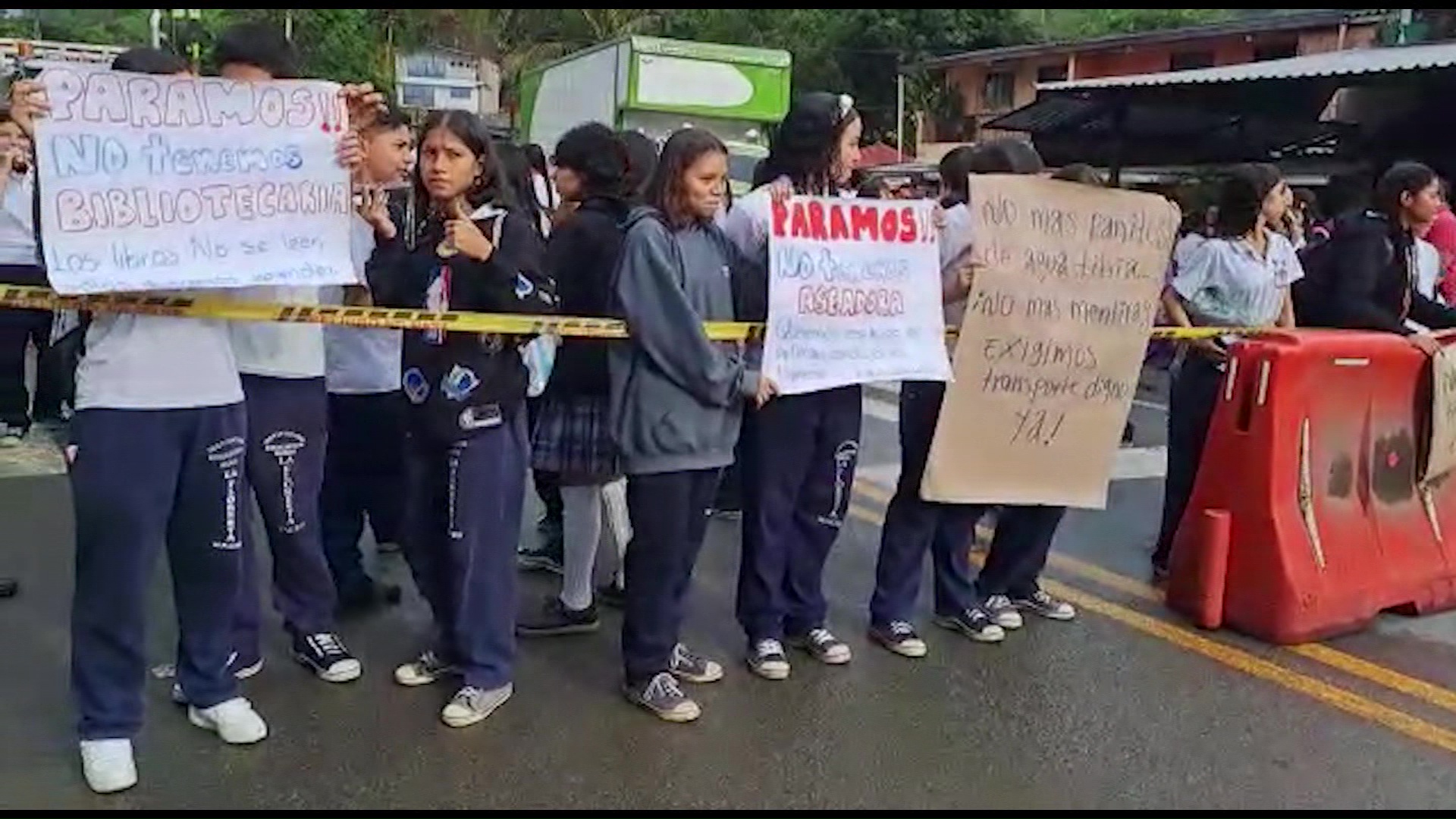 Protesta vial por mal estado de colegio en Maceo