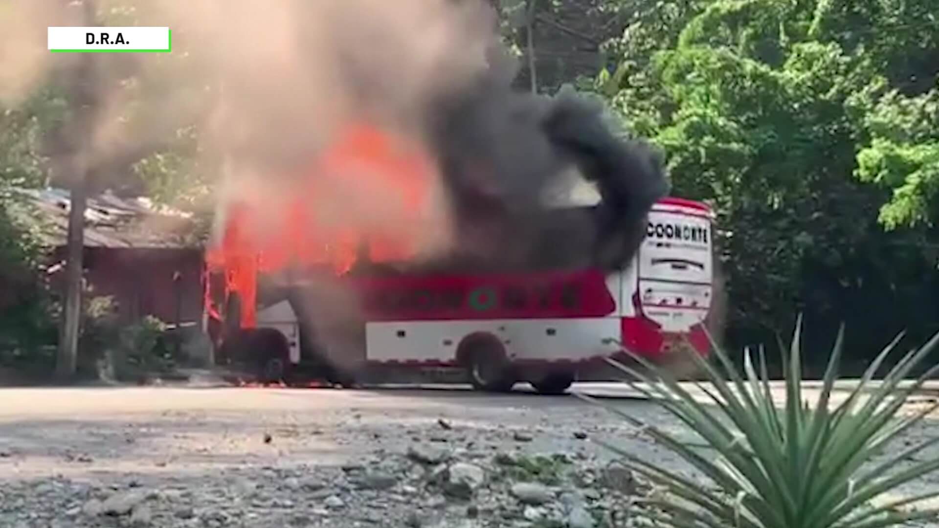 Queman camiones y buses en vía a La Costa