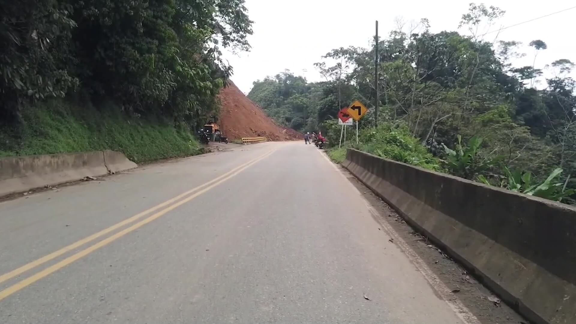 Transportadores siguen afectados por derrumbe