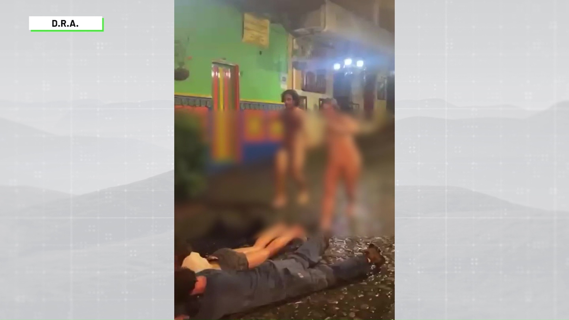 Turistas extranjeros desnudos en calles de Guatapé