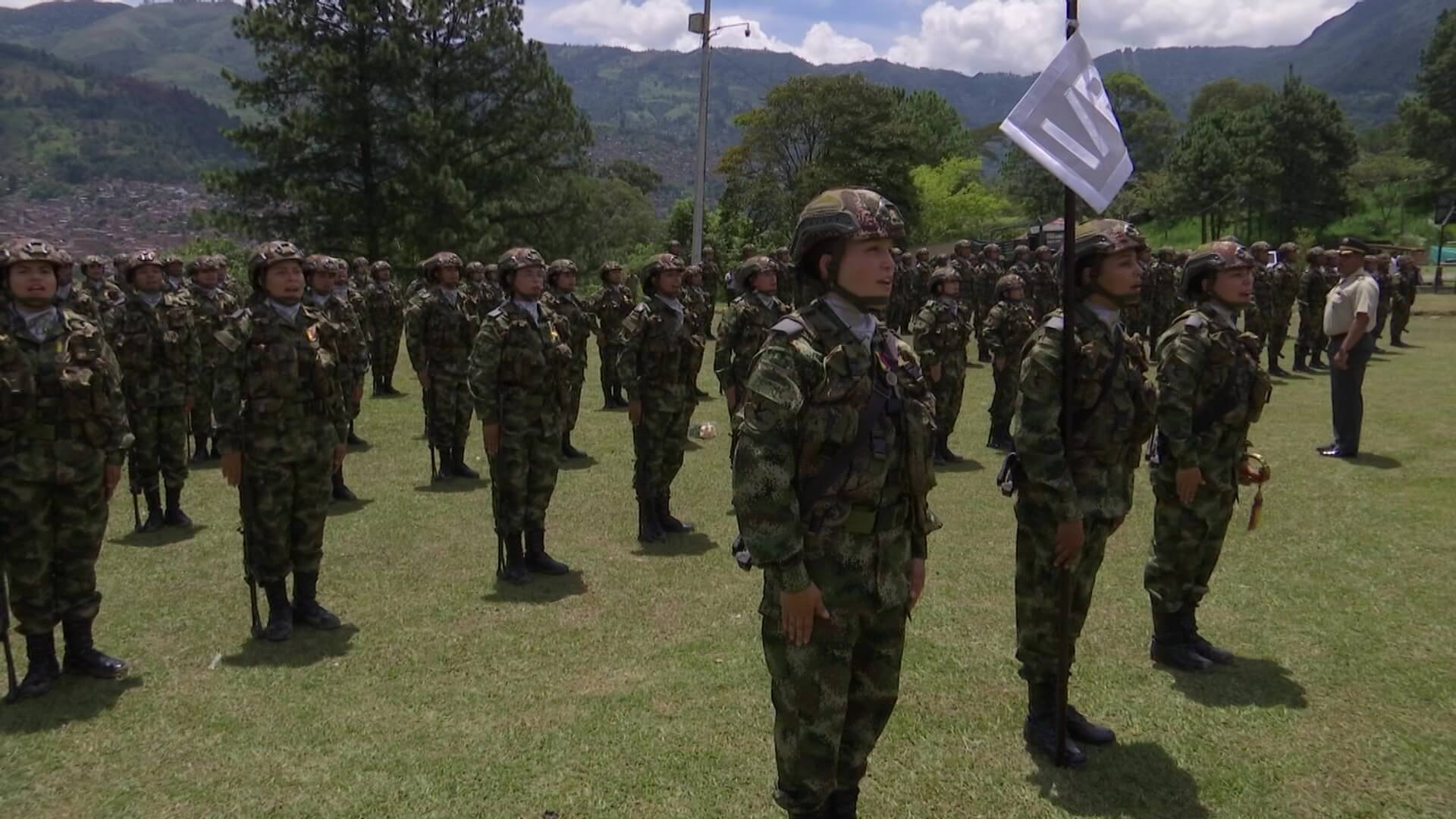 50 mujeres juraron bandera como soldados