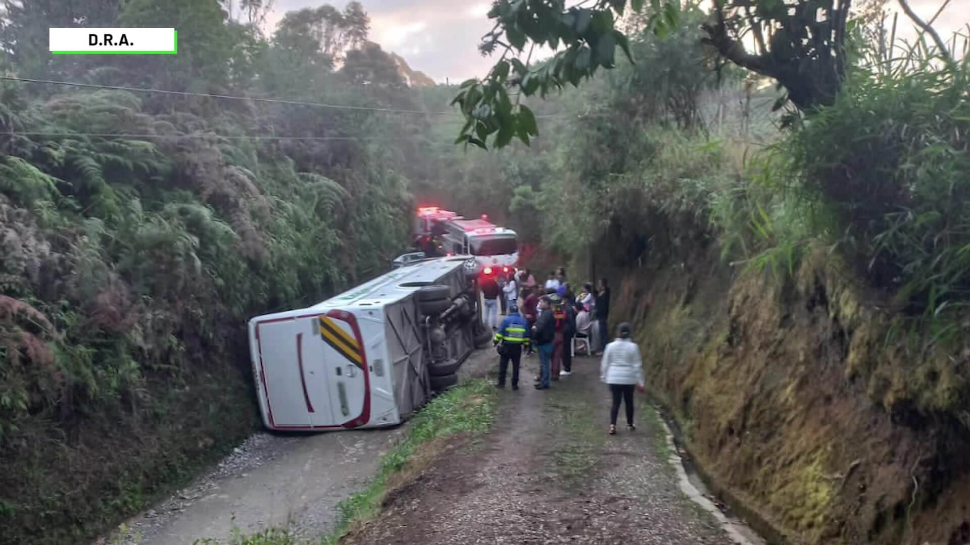 9 heridos en volcamiento de un bus