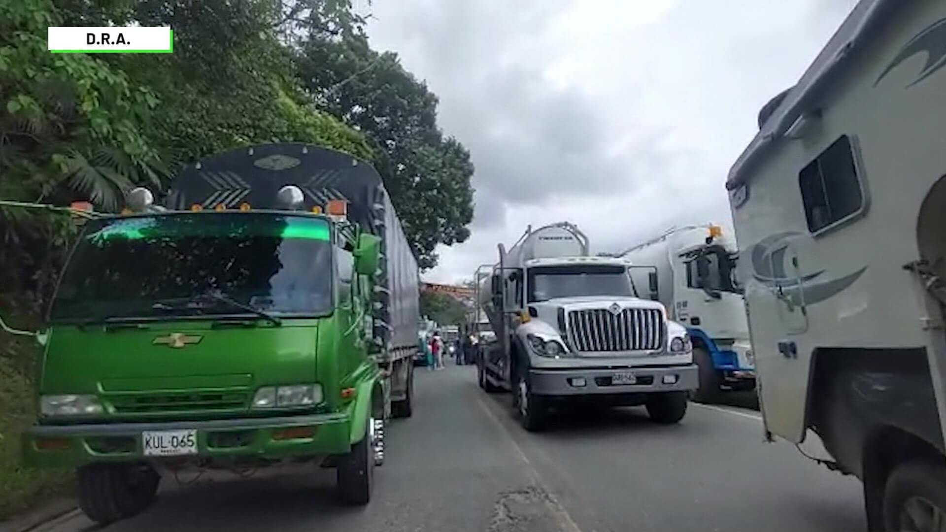 Camioneros bloquean paso en vía Medellín-Bogotá