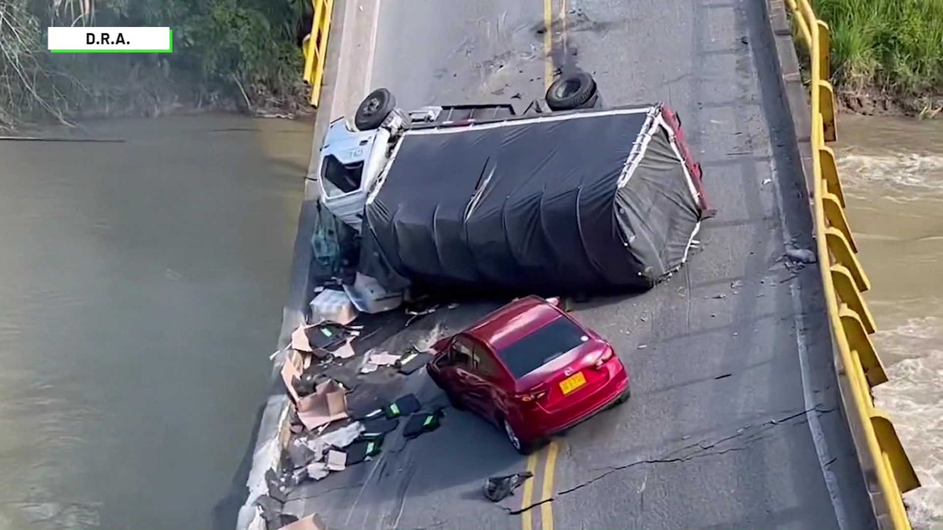 Dos muertos tras colapso del puente sobre río La Vieja