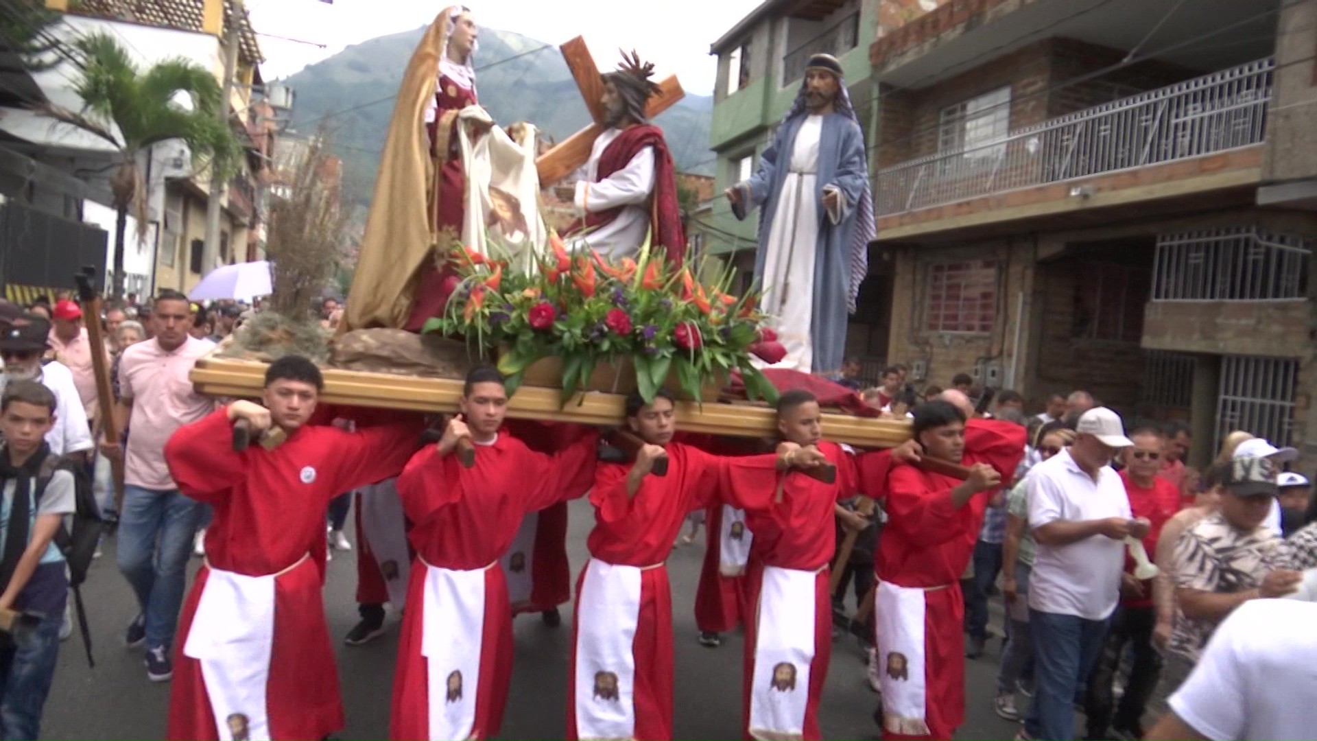 Niños y jóvenes son protagonistas en el Viacrucis