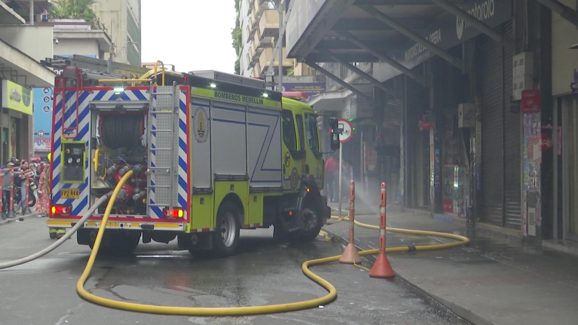 Rescatan a vigilante que quedó atrapado en incendio