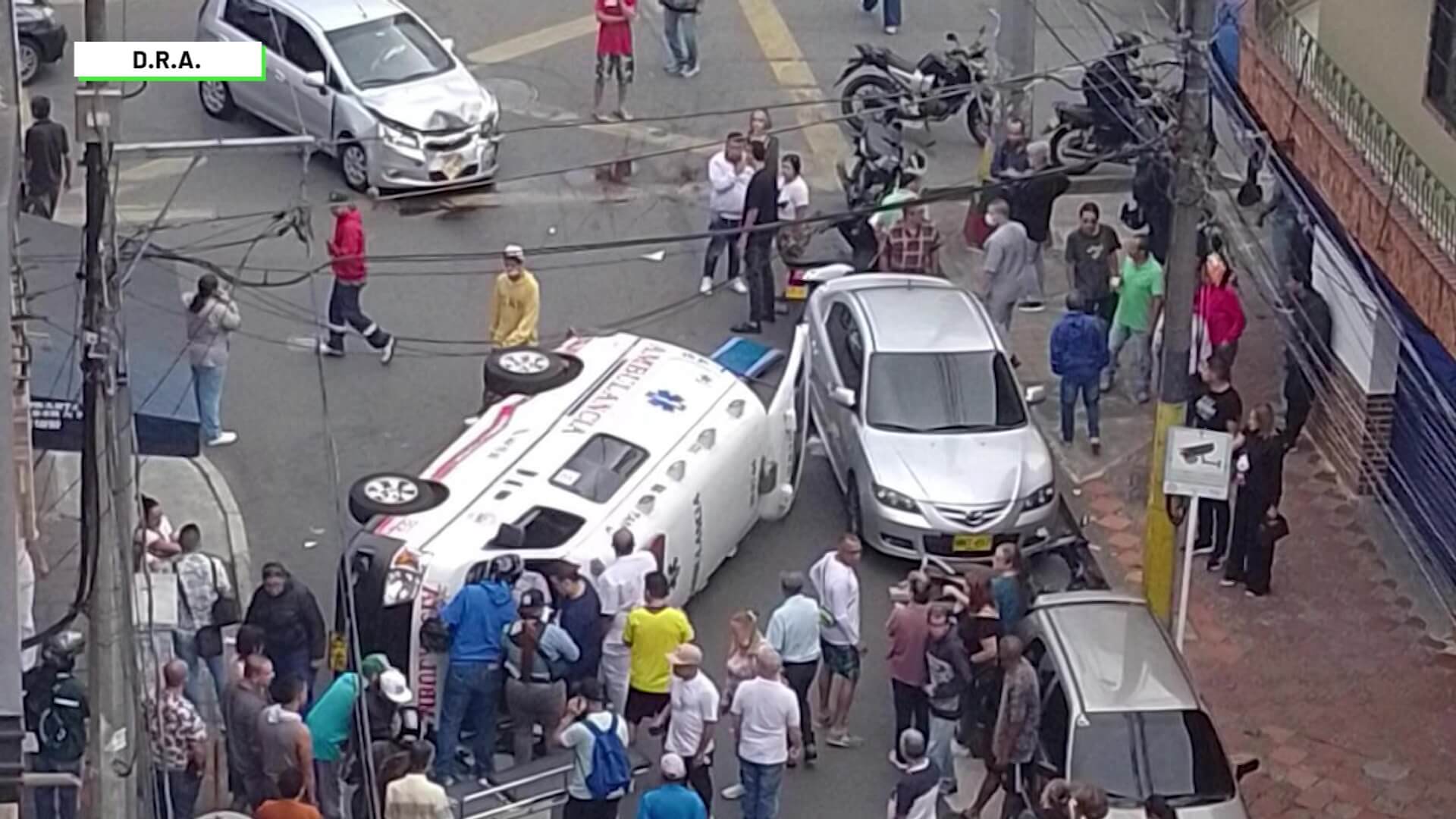 Volcamiento de ambulancia deja cuatro lesionados