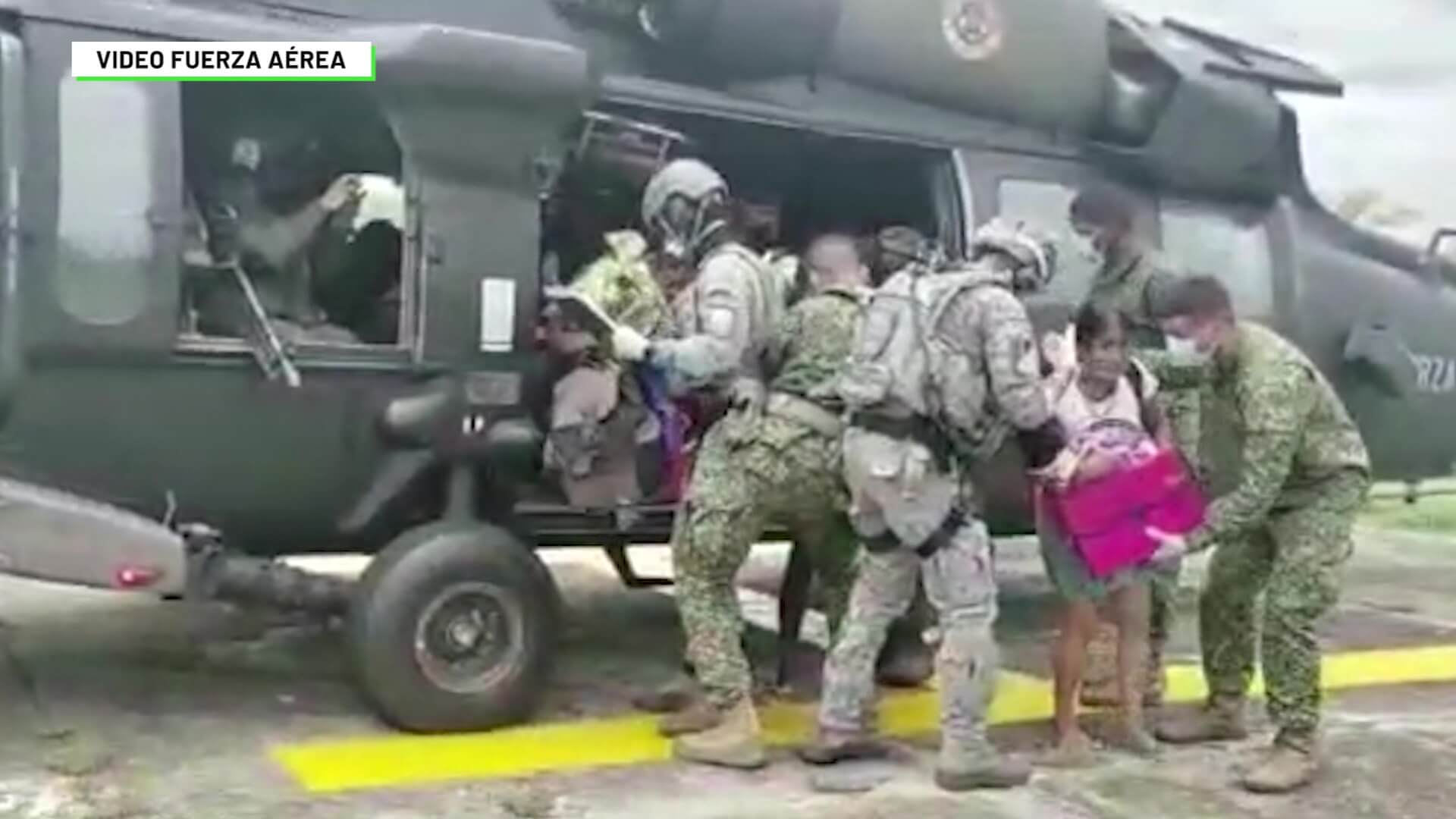 12 bebés indígenas fueron rescatados por la Fuerza Aérea