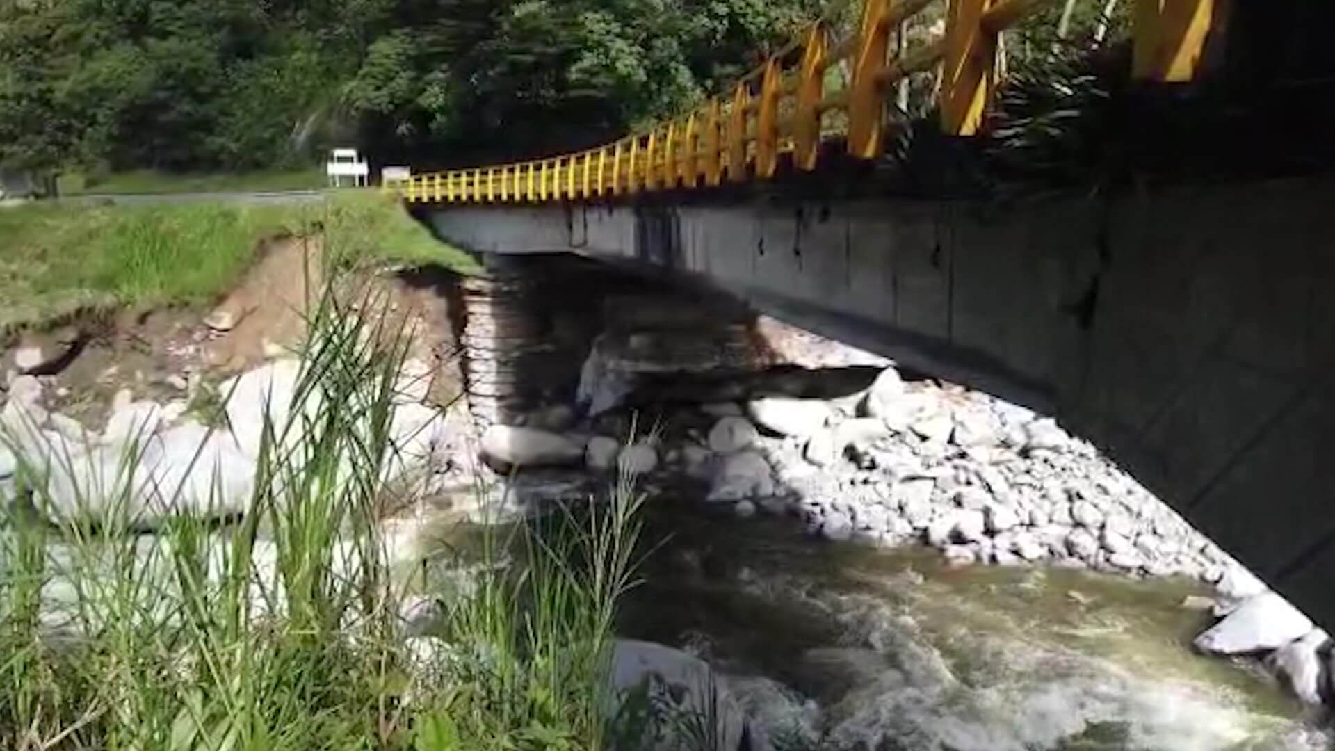 Creciente afectó puente en vía Medellín-Bogotá