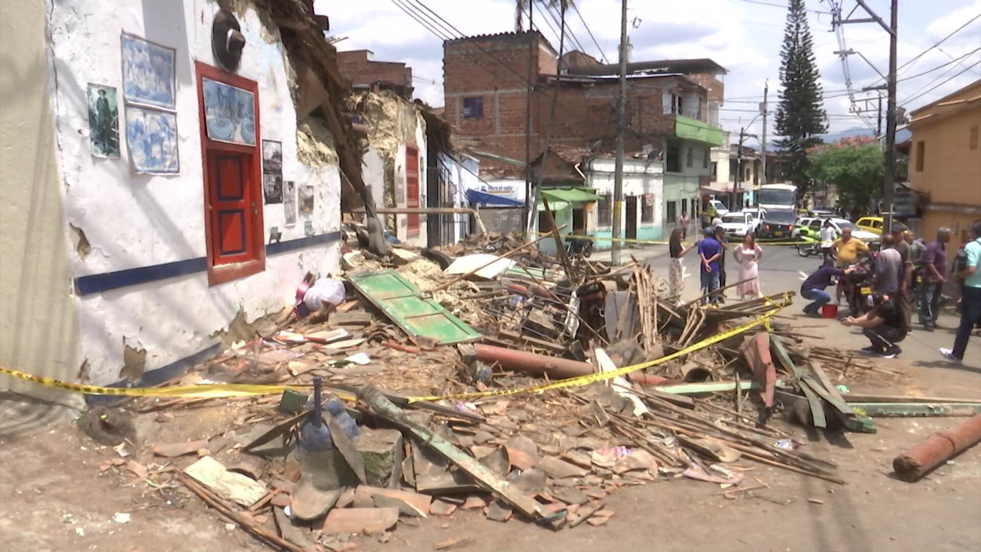 Cuatro lesionados por colapso de casa de tapia