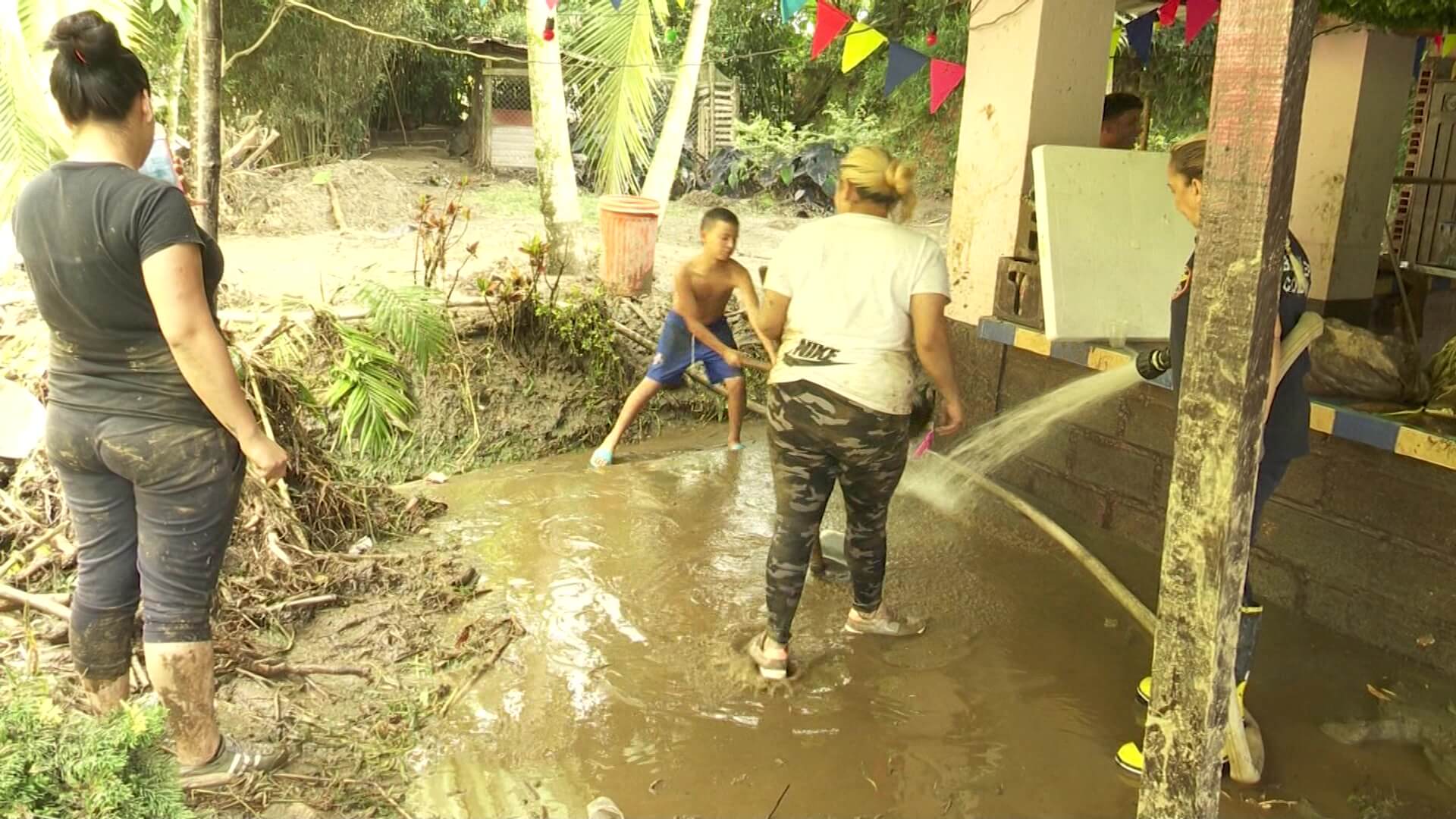 Familias llevan dos días sacando lodo de sus casas en Caldas