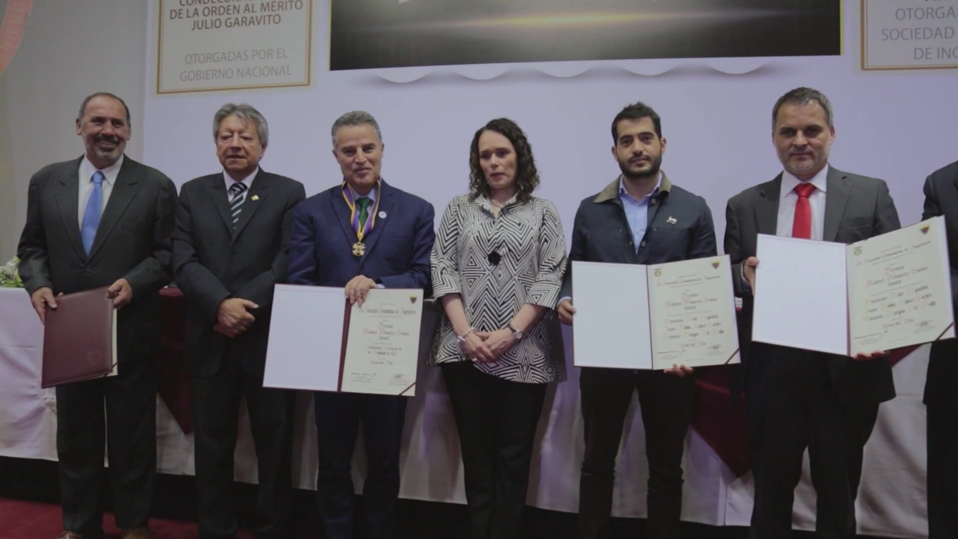 Gobernador recibe premio por proyecto Tren del Río