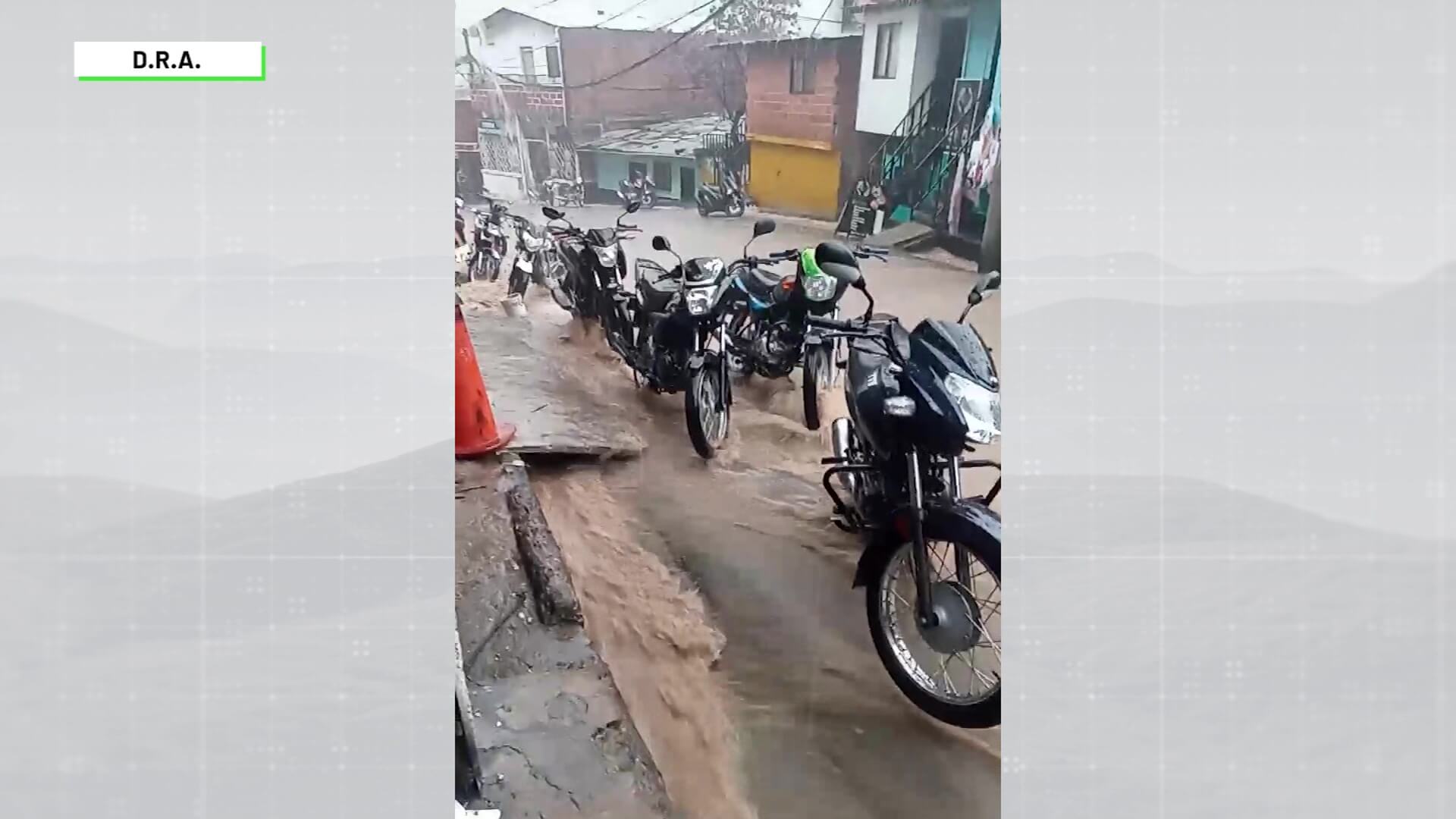 Emergencias en vías públicas por lluvias de la tarde