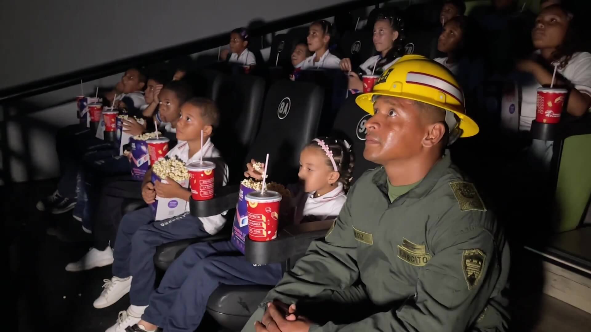 Llevan a 45 niños rurales a cine por primera vez