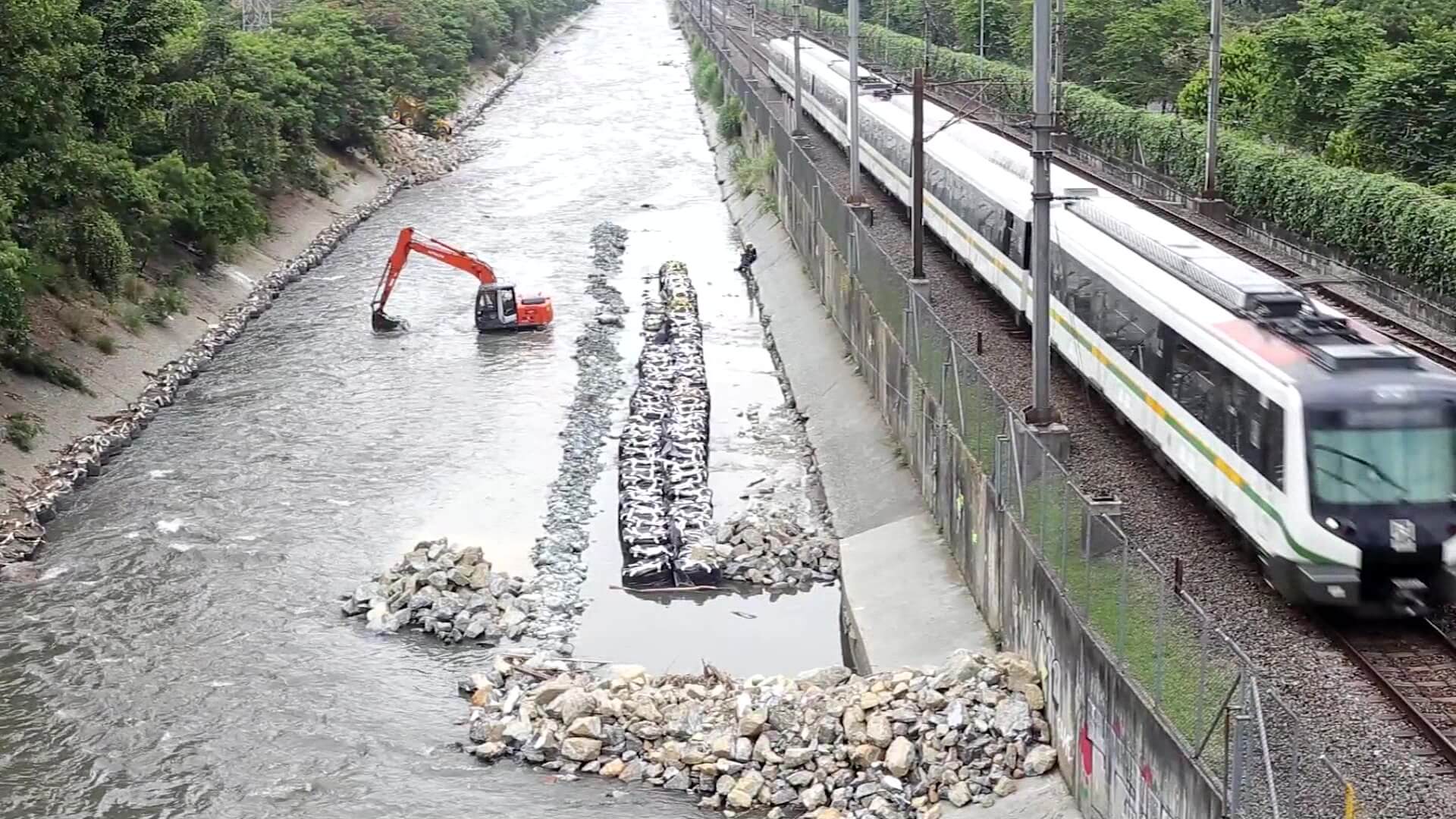 Metro atenderá tres puntos críticos sobre el cauce del río