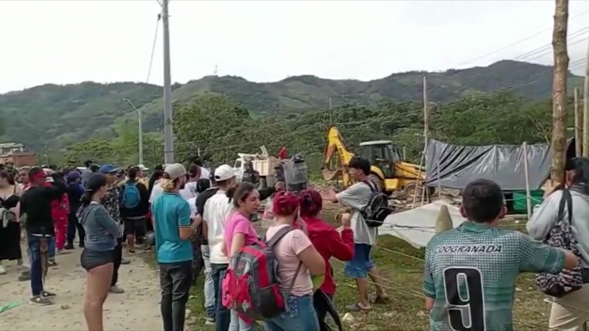 Policía desalojó a 150 familias que invadían predio en San Carlos