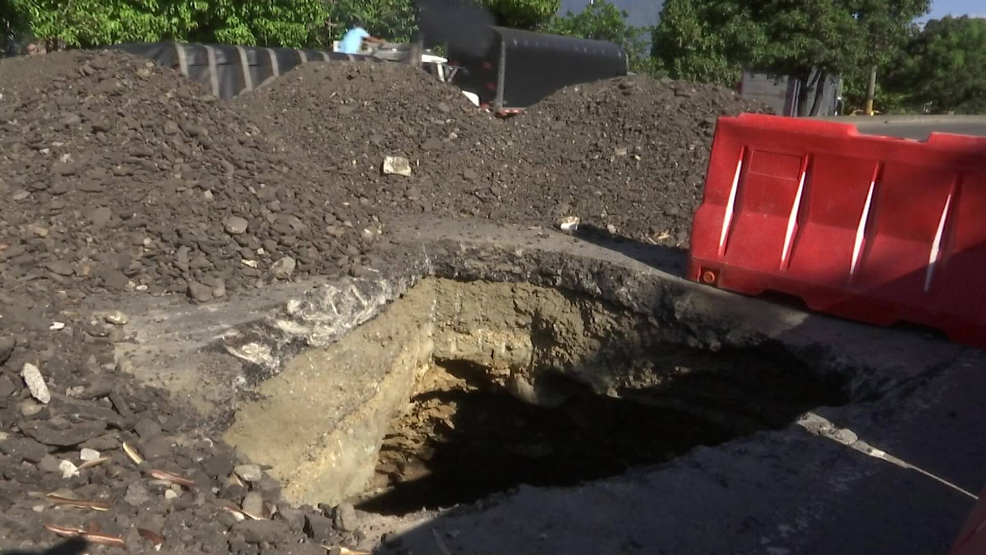 Por hundimiento cierran calzada de Av. Paralela