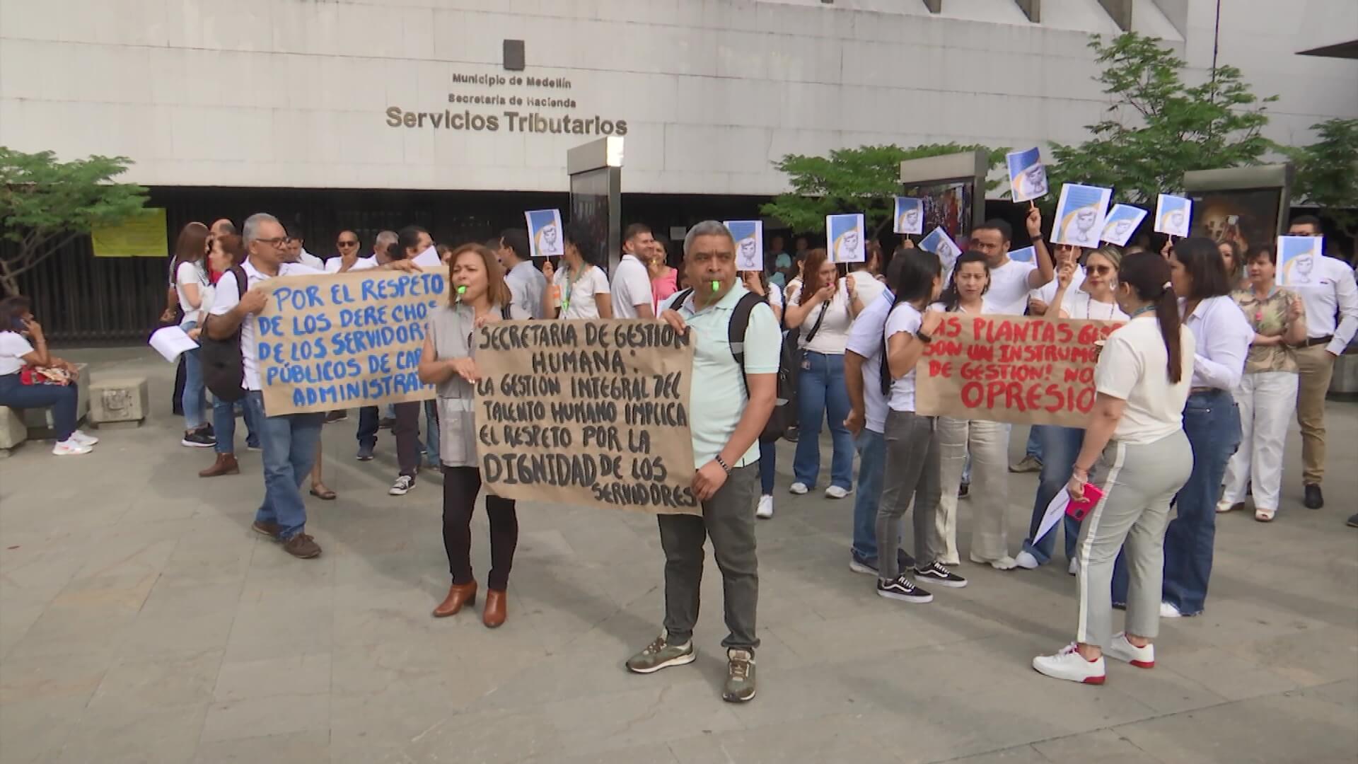 Protesta de funcionarios de la Alcaldía por traslados