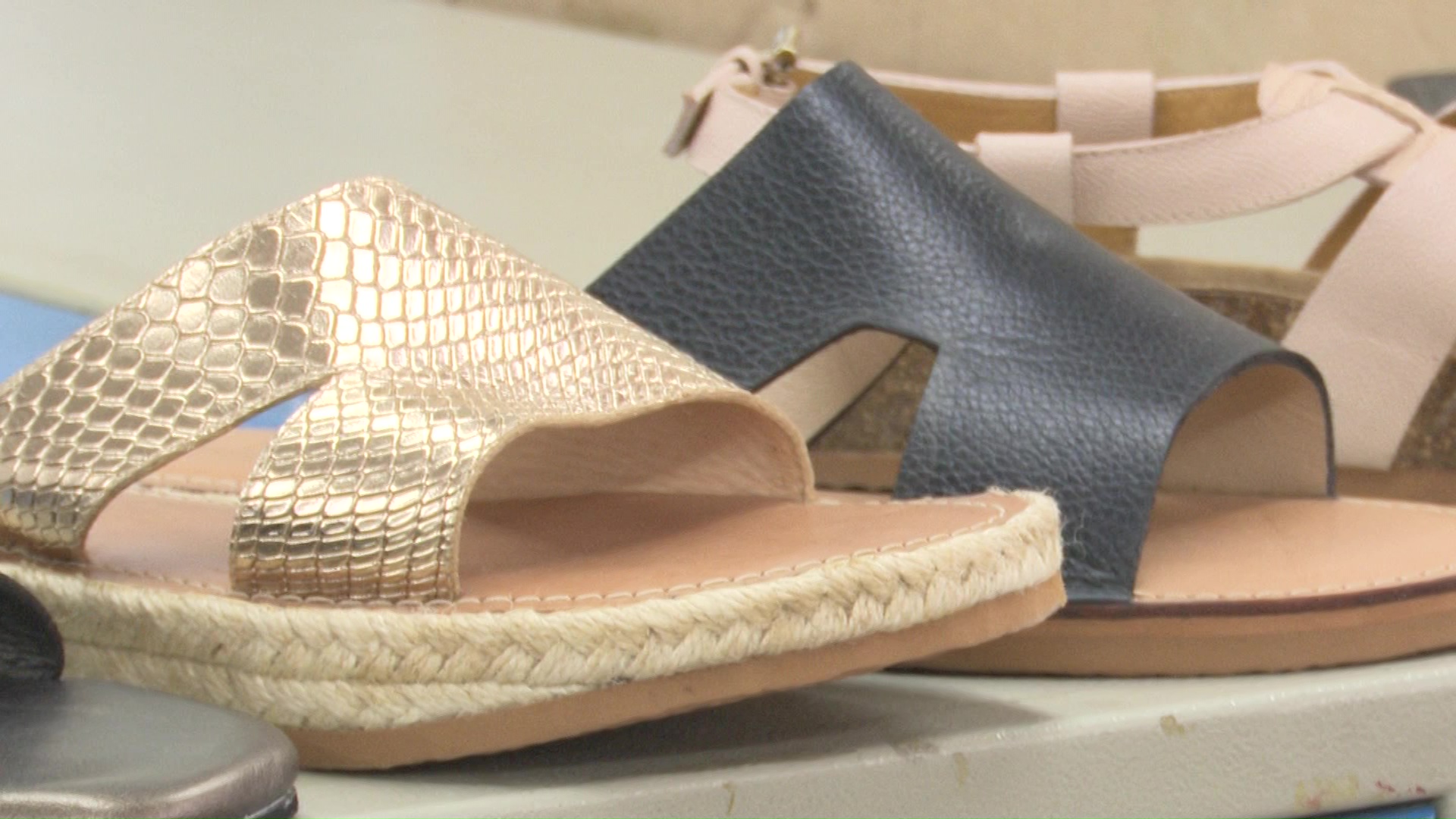 Sandalias planas son tendencia por ola de calor