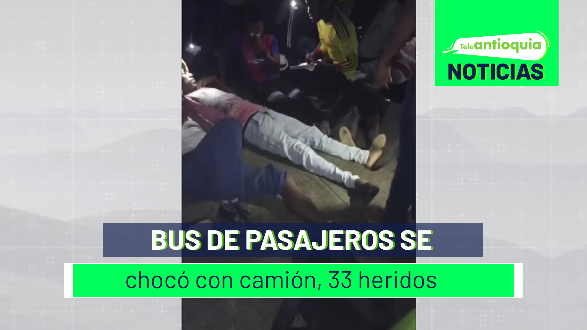 Bus de pasajeros se chocó con camión, 33 heridos