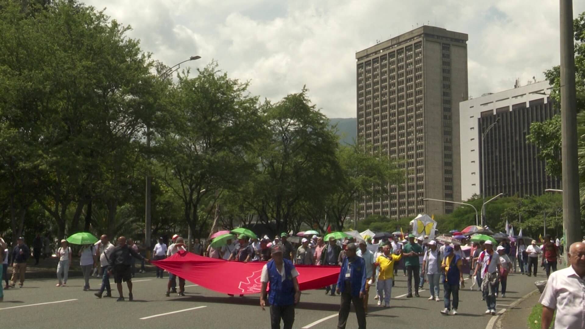 Centrales obreras y estudiantes encabezan marchas