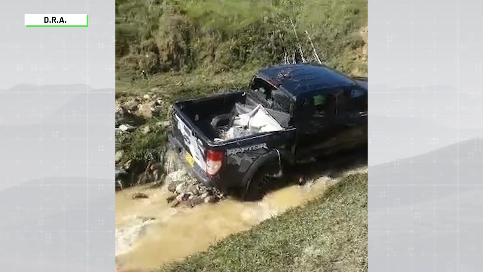 Creciente arrastró un vehículo en Granada