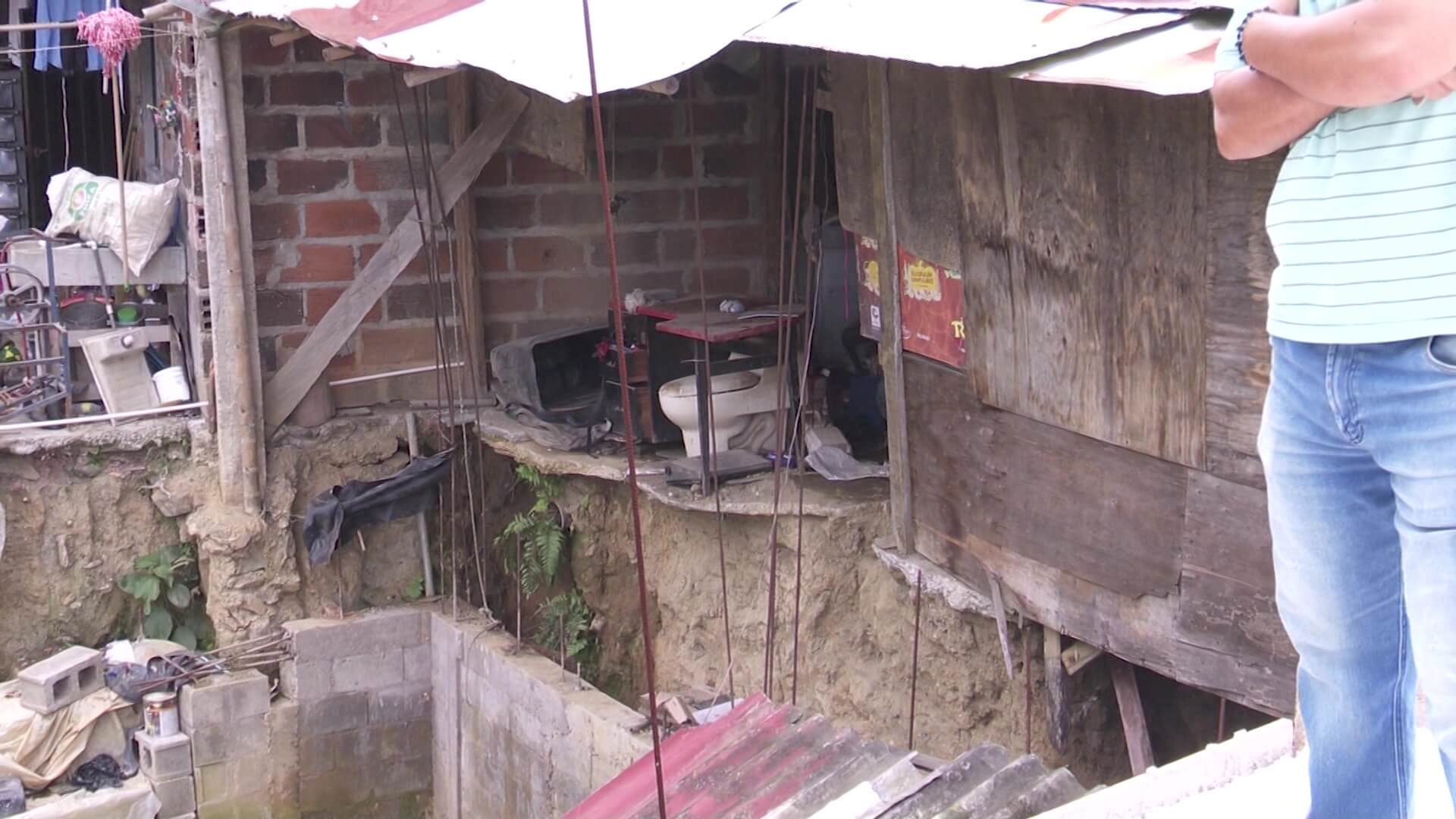 Dos viviendas colapsaron por deslizamiento en Copacabana