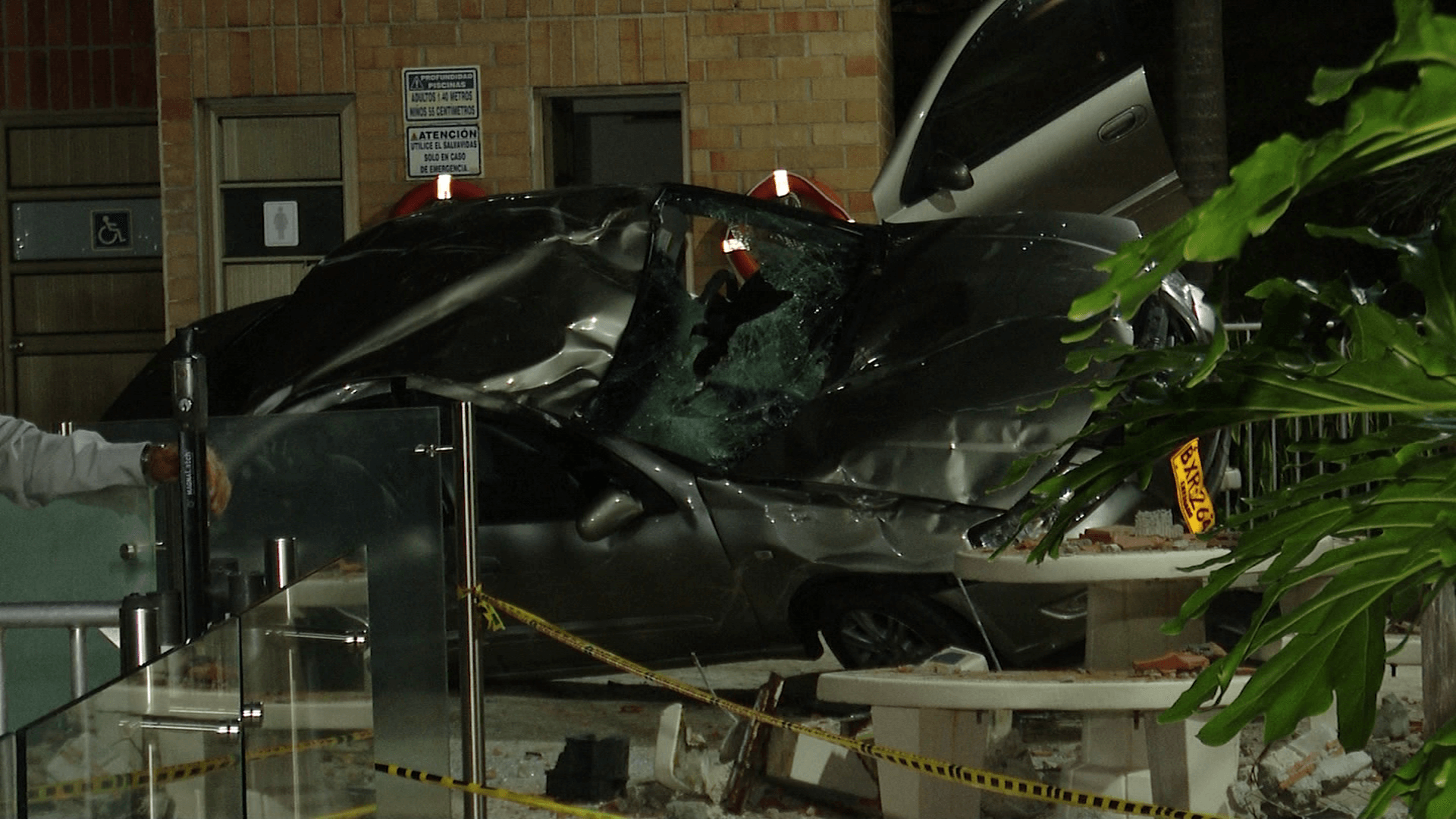 En UCI conductor que cayó con su carro desde edificio