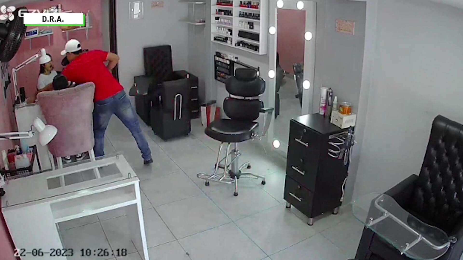 En video robo e intimidación en centro de belleza de Santa Cruz