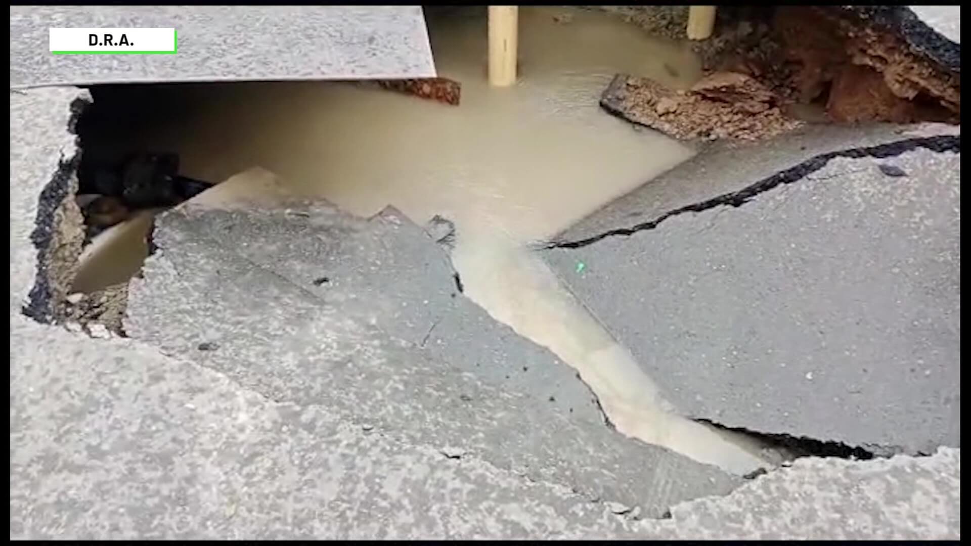 Gigantesco hueco en calles del barrio El Congolo