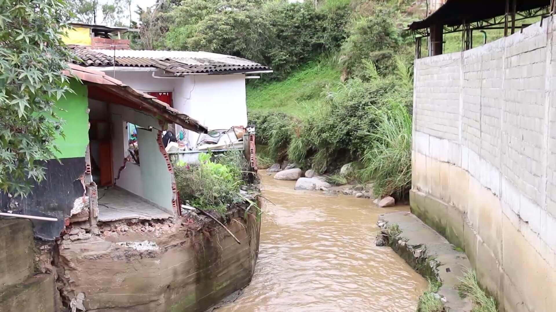 Tres barrios inundados y vías cerradas por lluvias en Donmatías
