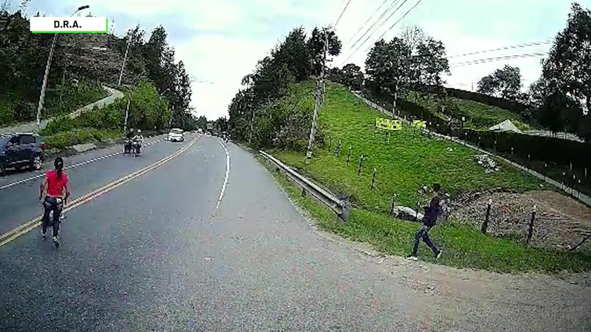 Niña se salva de ser arrollada por tres motocicletas