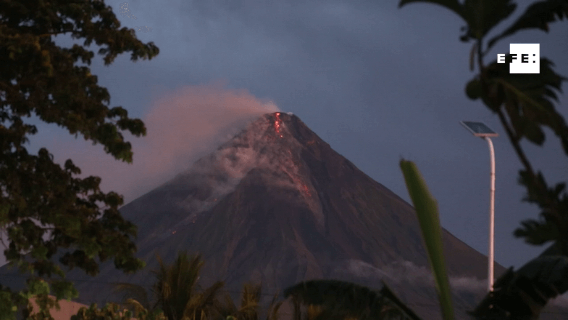Se extiende amenaza por emisión del volcán Mayón