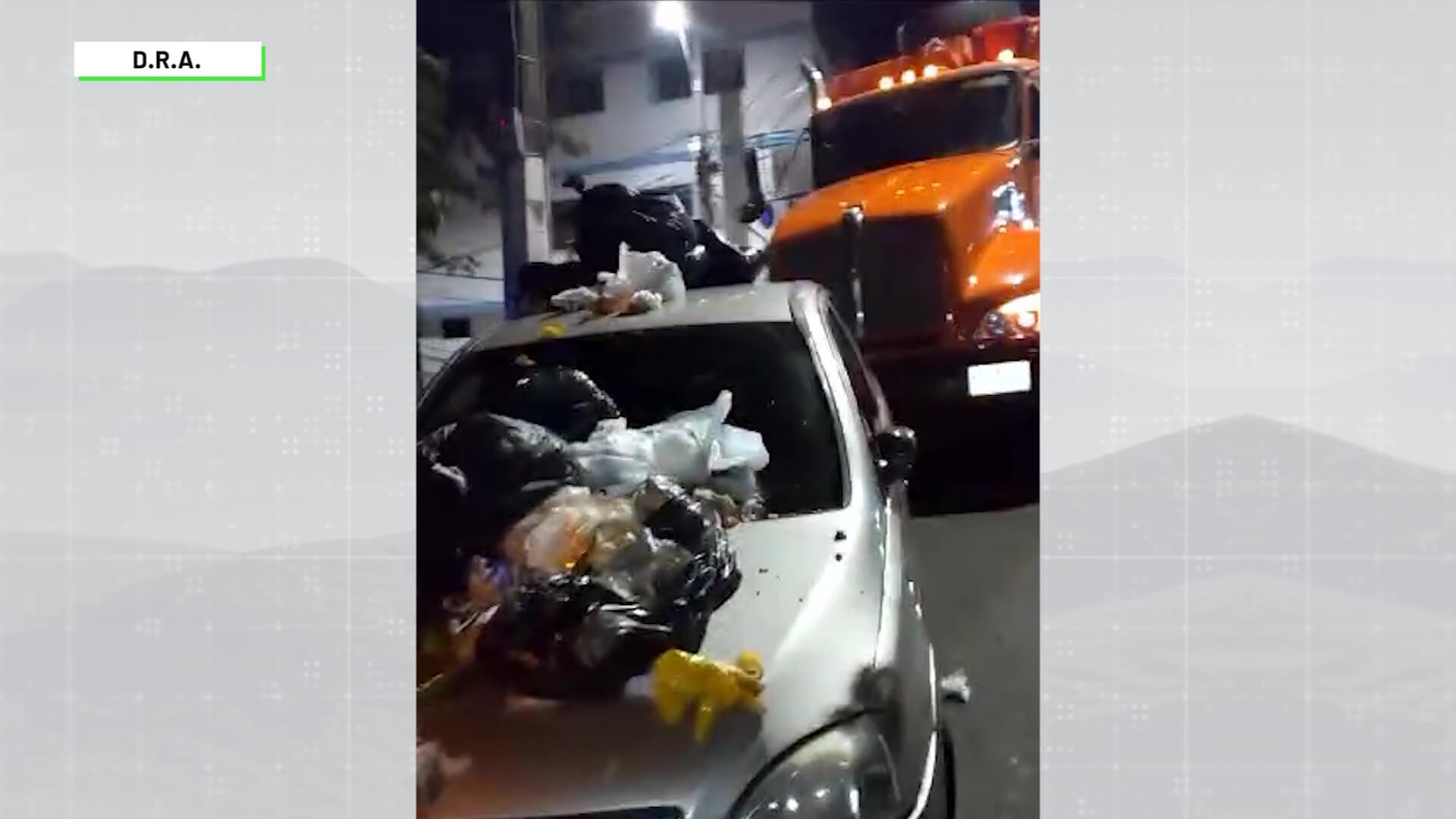 Riegan basura a carro mal parqueado en Robledo