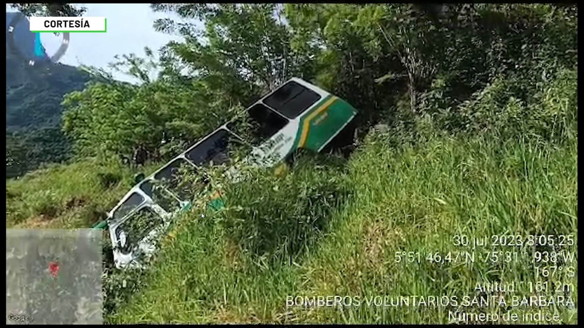 Bus se fue a un abismo con 10 pasajeros