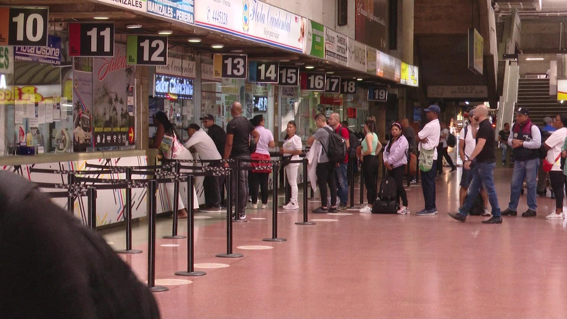 Por crisis de aerolíneas aumentan frecuencias de buses