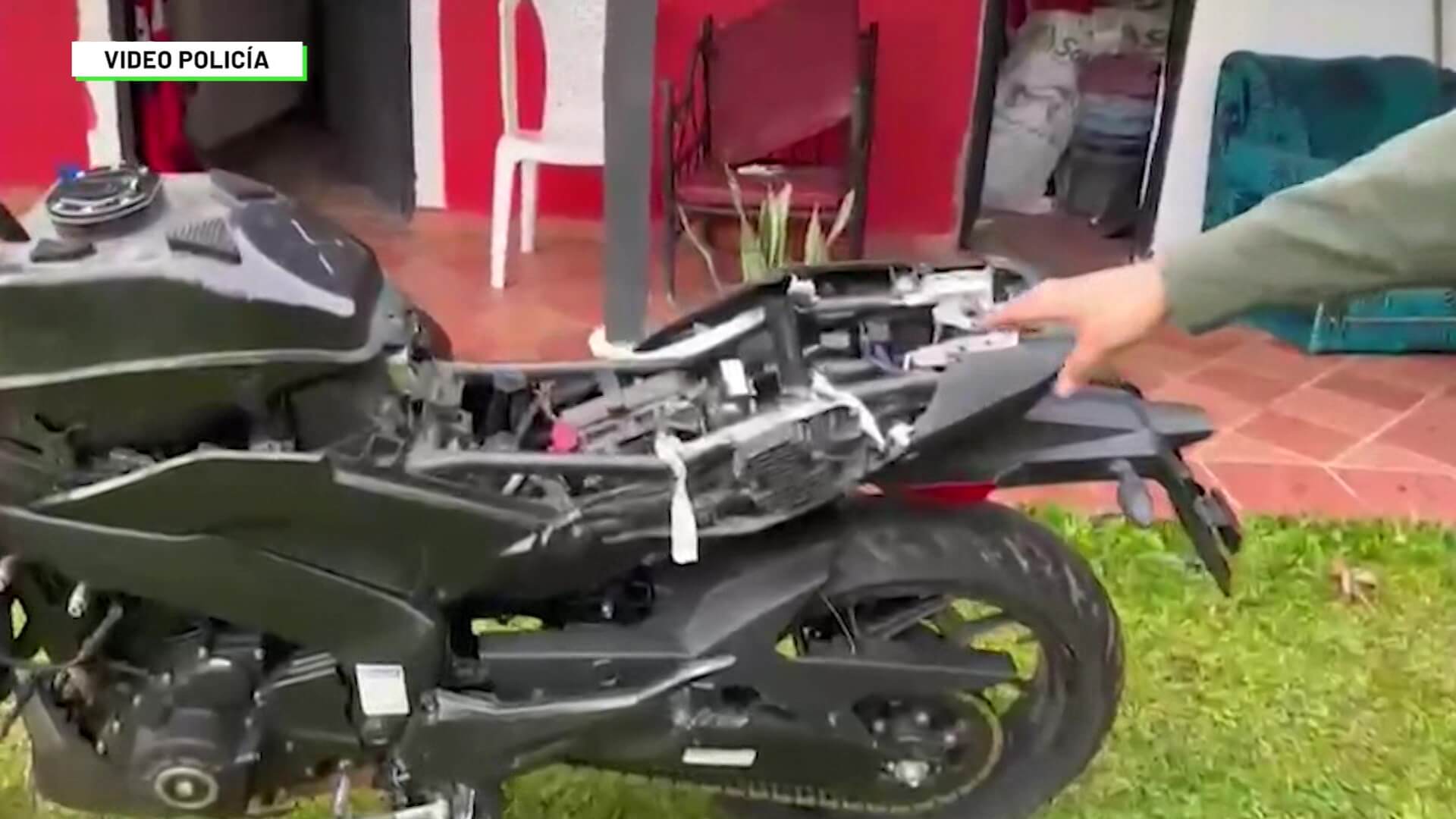 Autoridades hallan ‘desguazadero’ de motos en finca de Barbosa