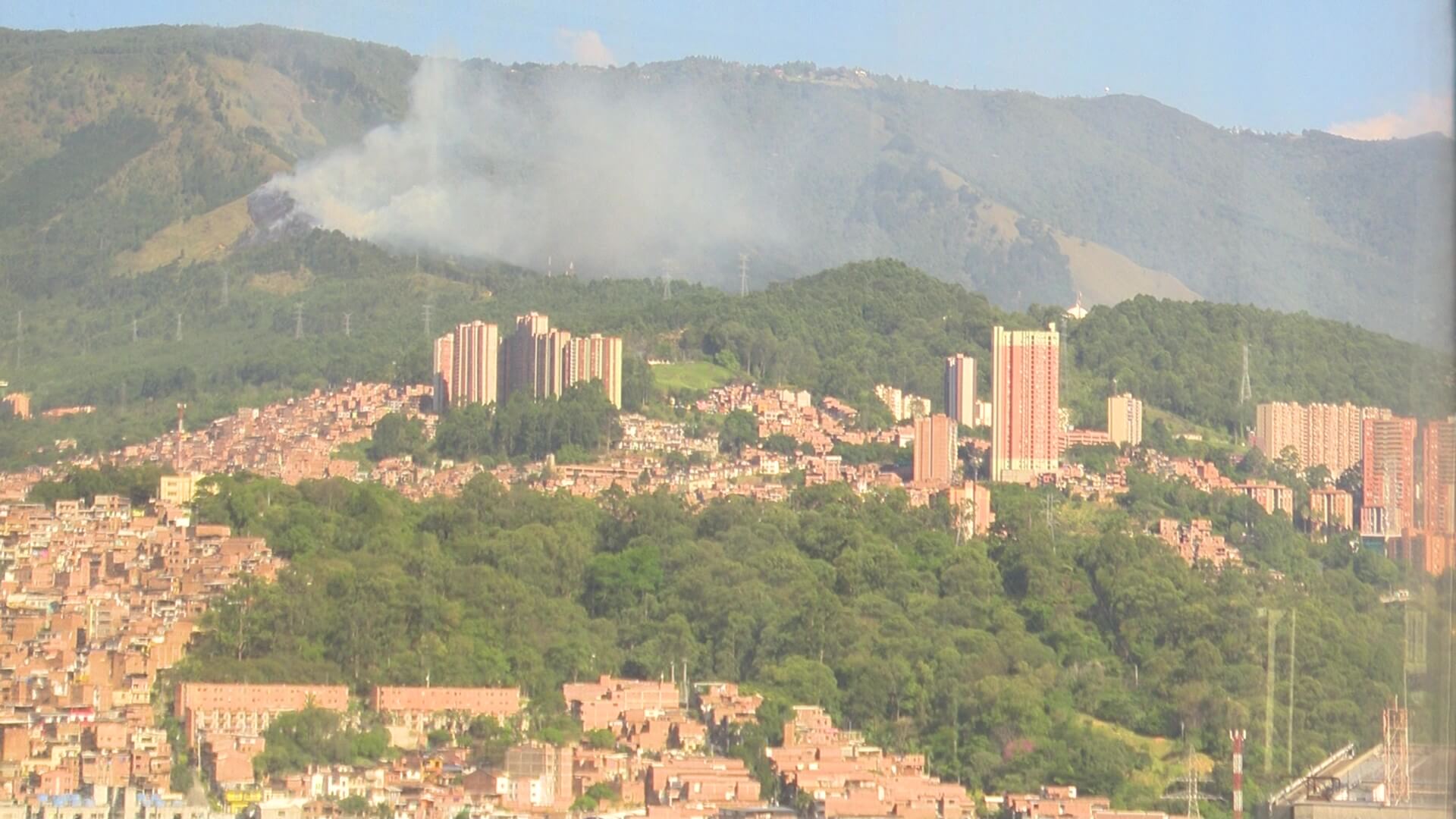 Bomberos atienden cuatro incendios forestales