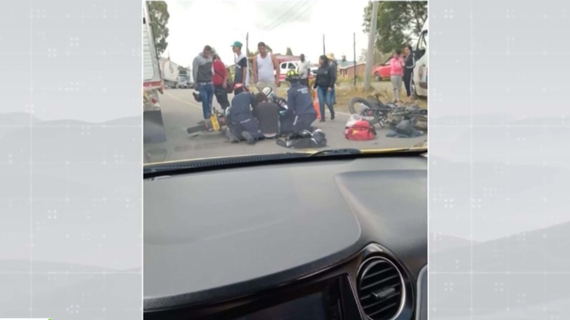 Dos motociclistas chocaron contra una tractomula